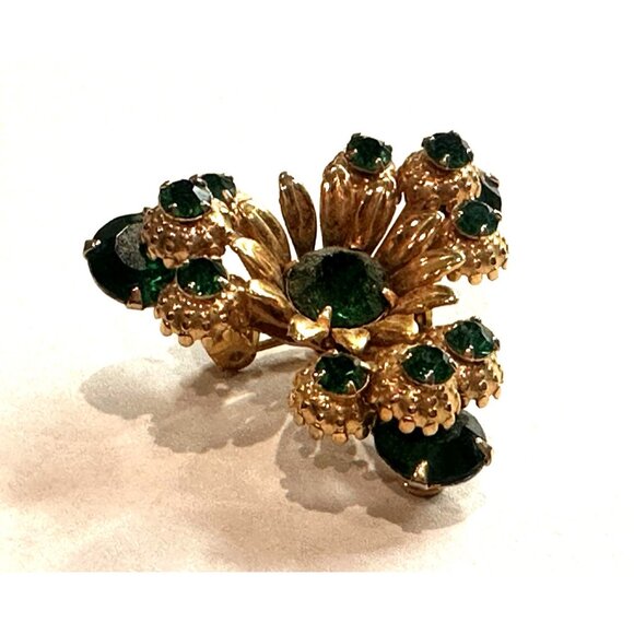 VINTAGE MCM 1.25" EMERALD GREEN RHINESTONES RIVETED GOLD FLORAL PIN BROOCH EUC - Picture 2 of 6